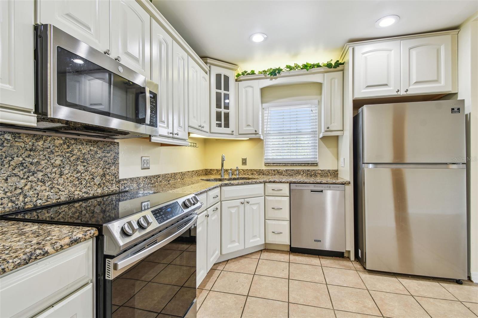 Image 4 of 32 For 701 Poinsettia Road 340