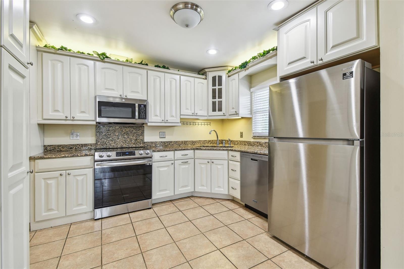 Image 5 of 32 For 701 Poinsettia Road 340