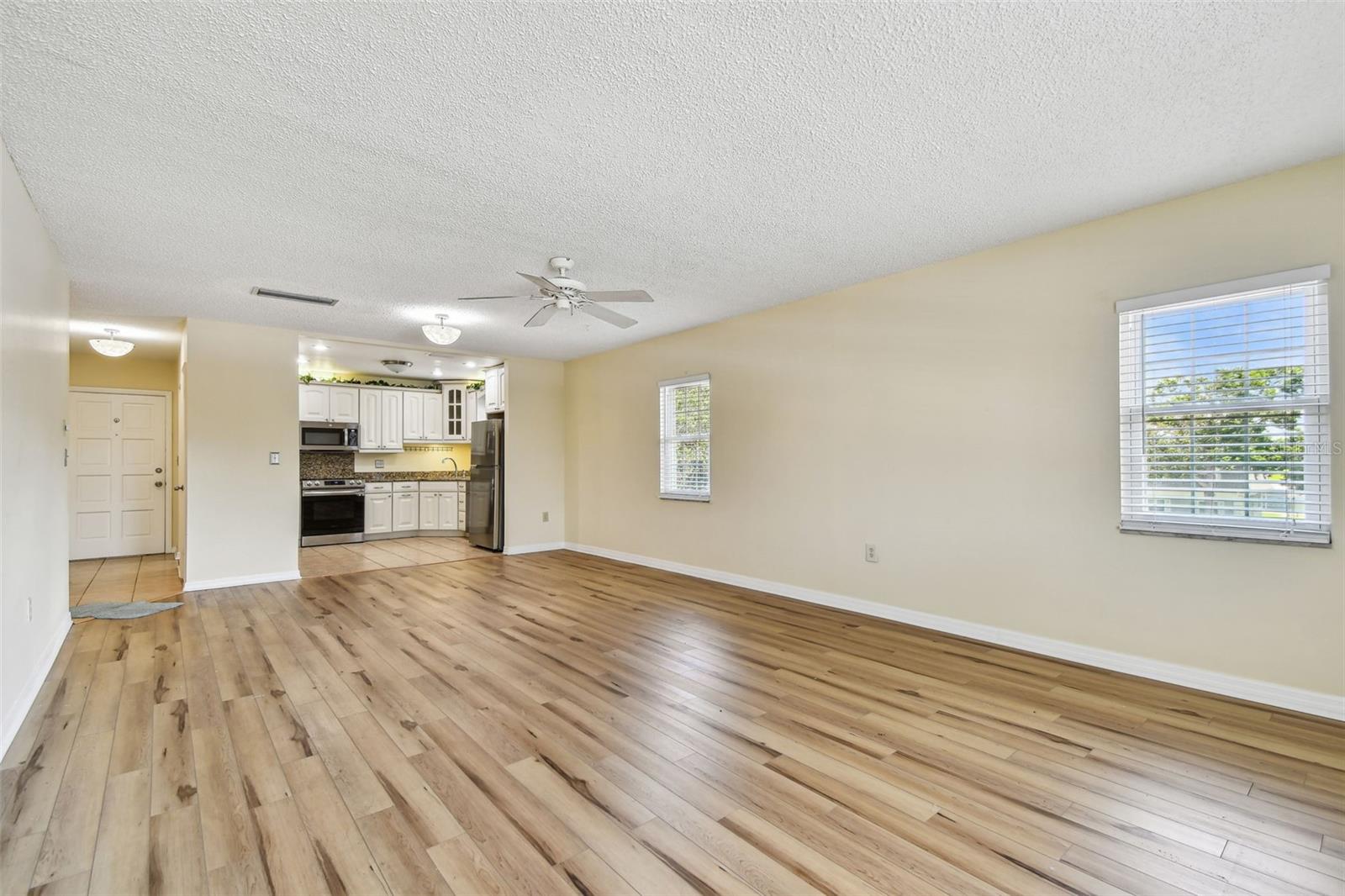 Image 7 of 32 For 701 Poinsettia Road 340