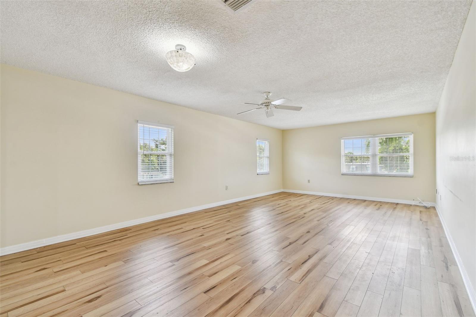 Image 9 of 32 For 701 Poinsettia Road 340
