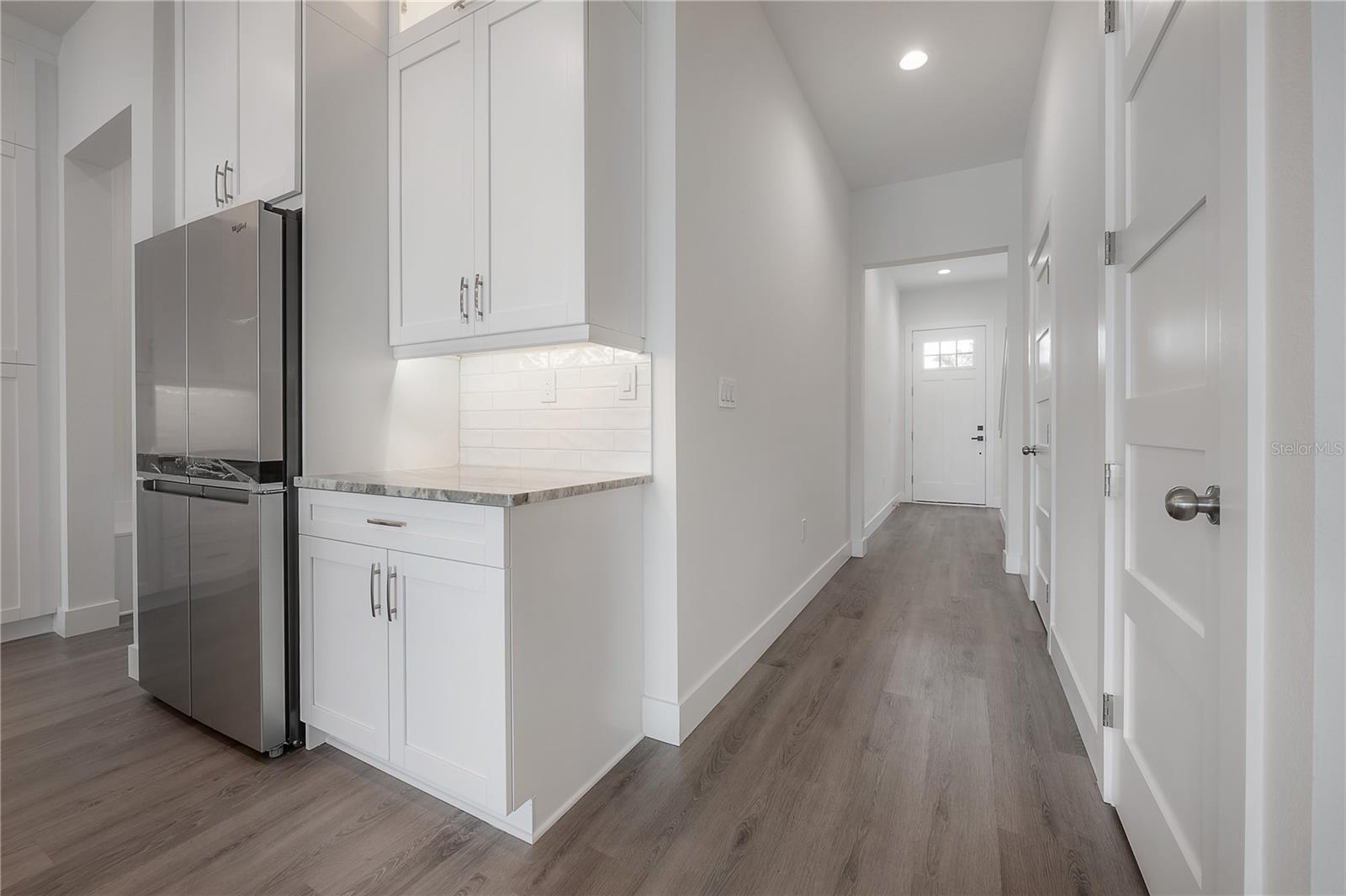 Listing photo id 11 for 5530 9th Street 6