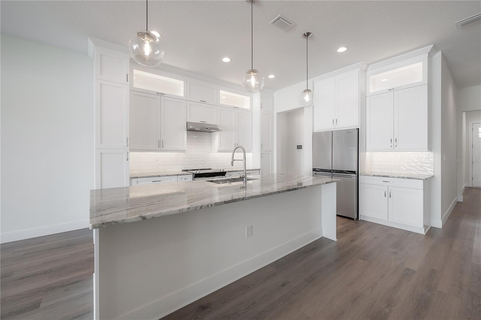Listing photo id 13 for 5530 9th Street 6