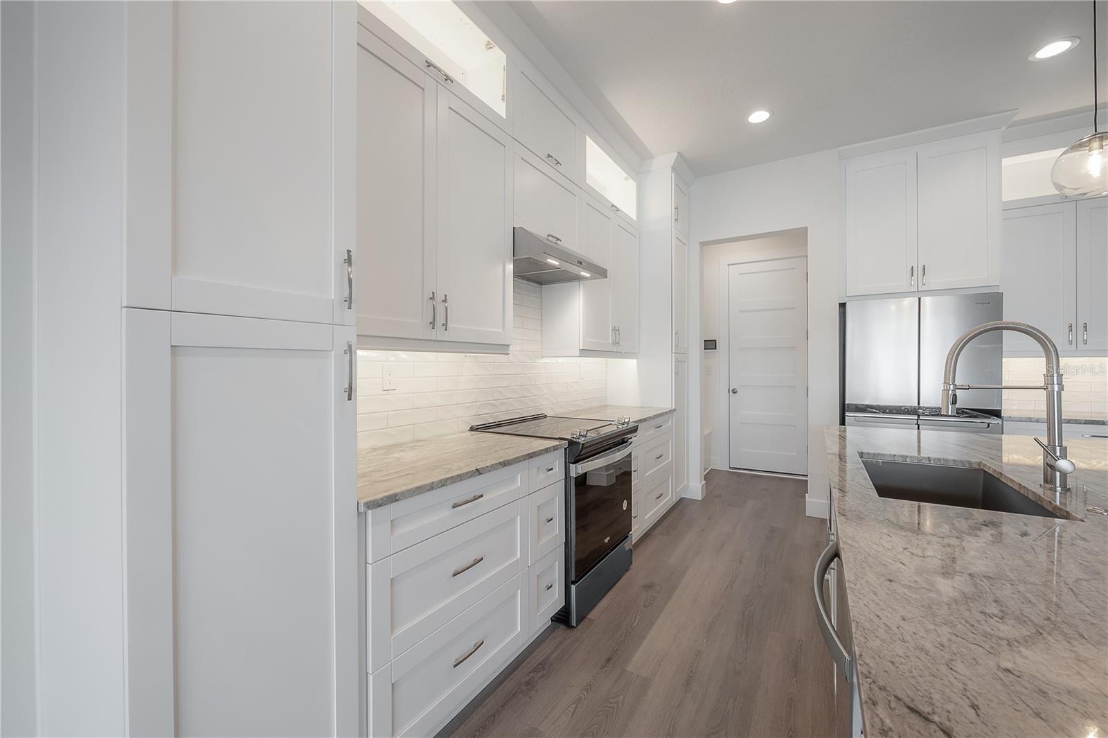 Listing photo id 14 for 5530 9th Street 6