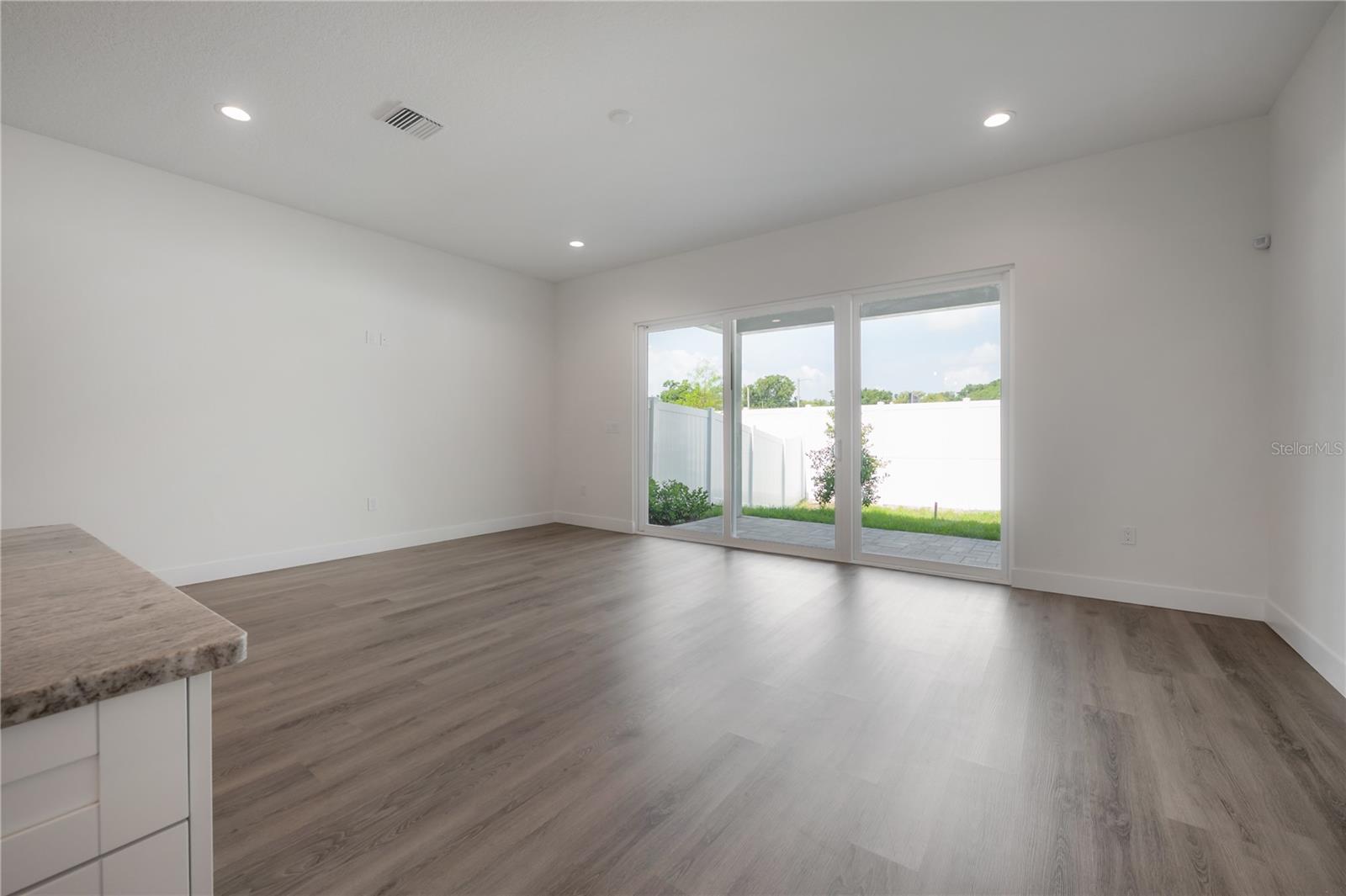 Listing photo id 31 for 5530 9th Street 6