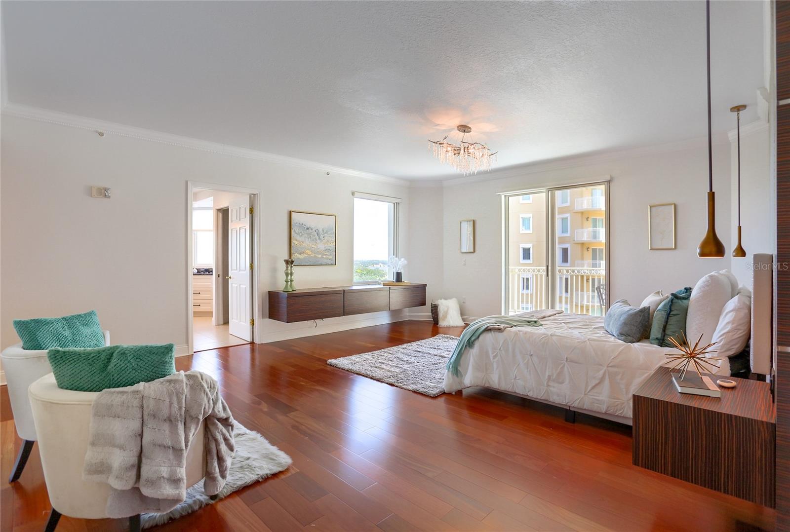 Image 18 of 32 For 555 5th Avenue Ne 1022