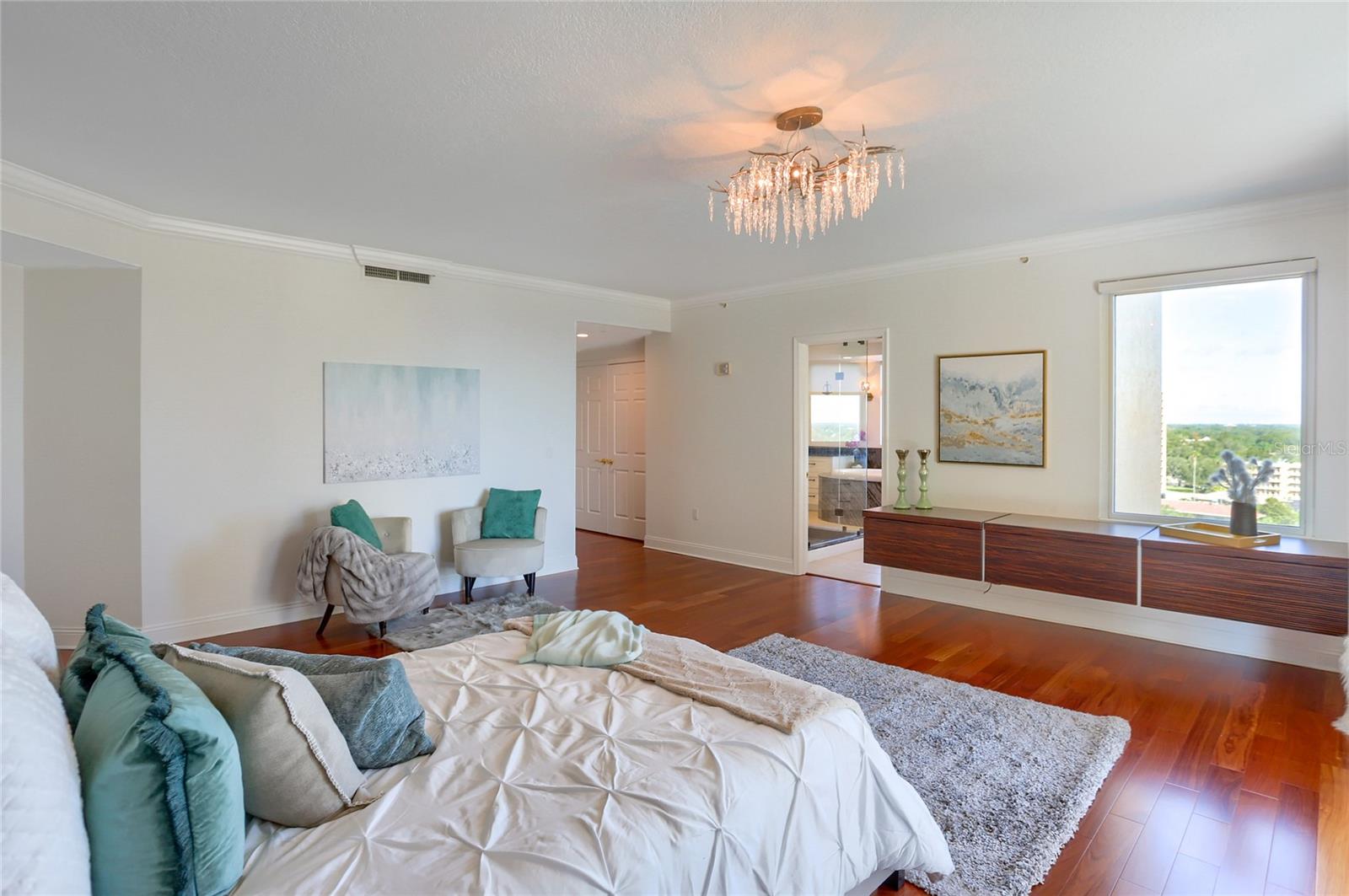 Image 20 of 32 For 555 5th Avenue Ne 1022