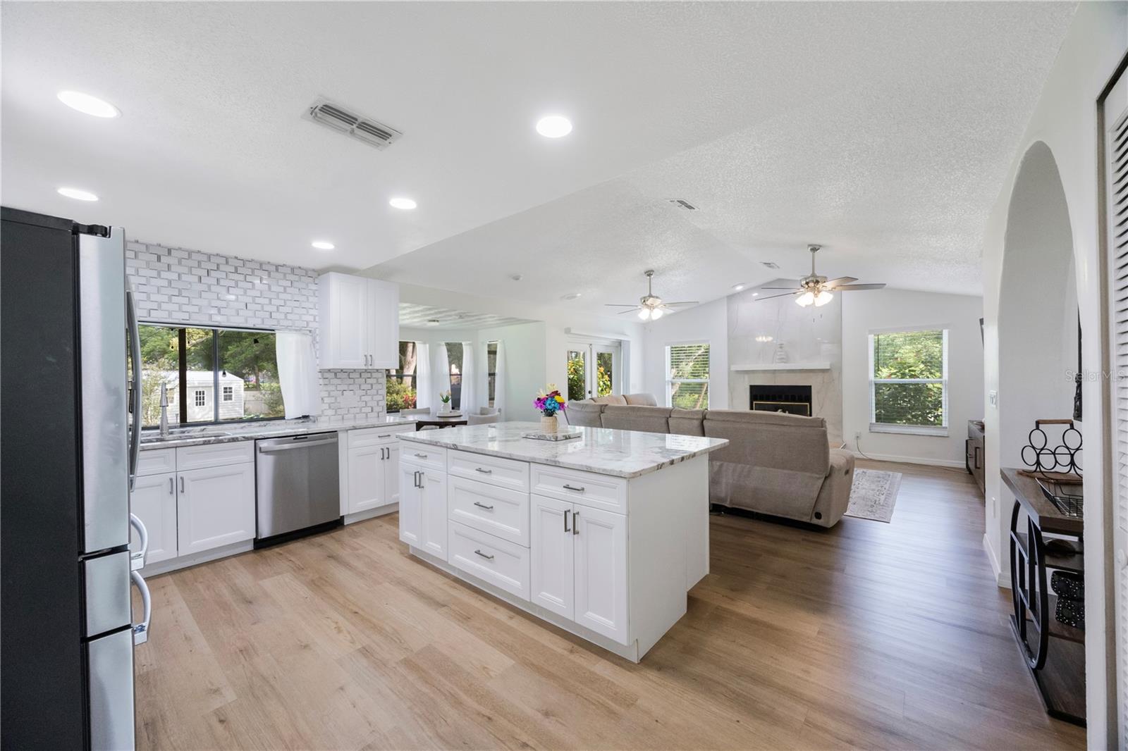 Listing photo id 9 for 5933 Carina Trace