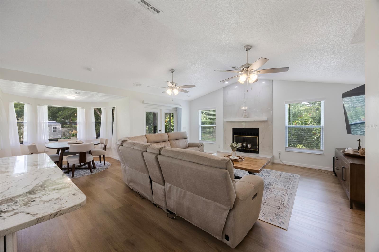 Listing photo id 15 for 5933 Carina Trace