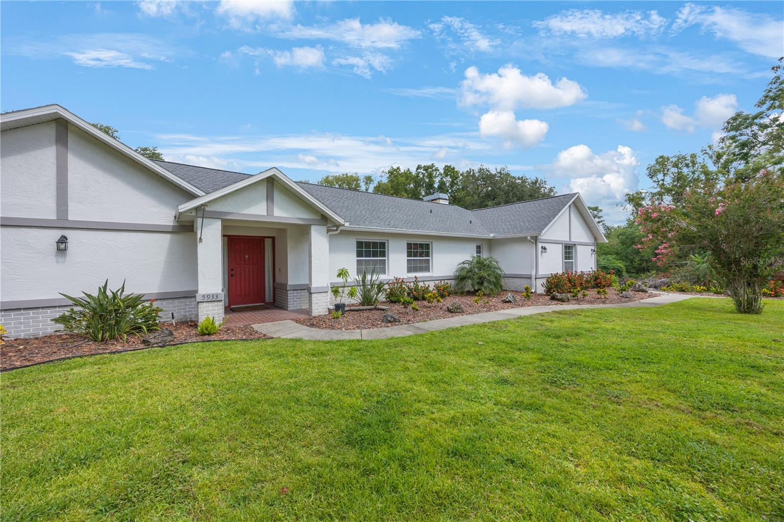 Listing photo id 2 for 5933 Carina Trace