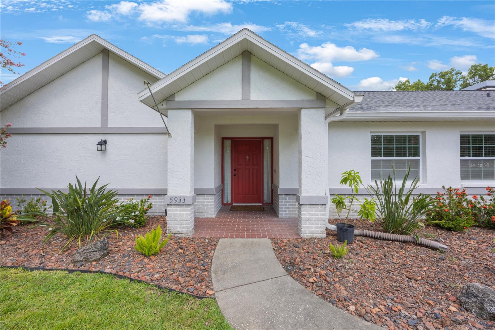 Listing photo id 3 for 5933 Carina Trace