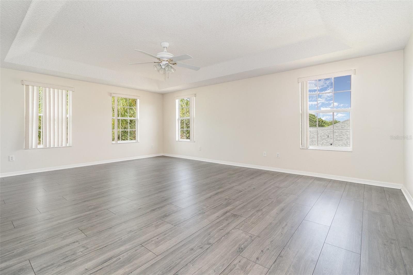 Image 21 of 42 For 239 Beacon Pointe Drive