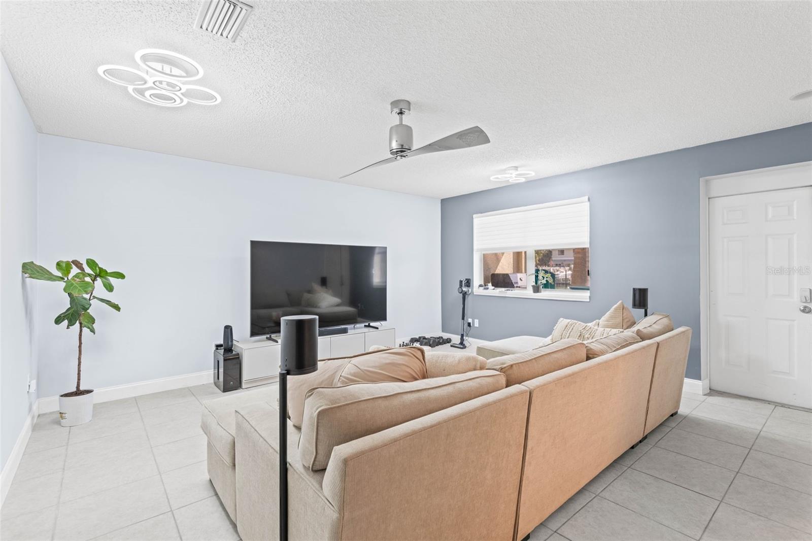 Image 20 of 36 For 1109 Pinellas Bayway S 102