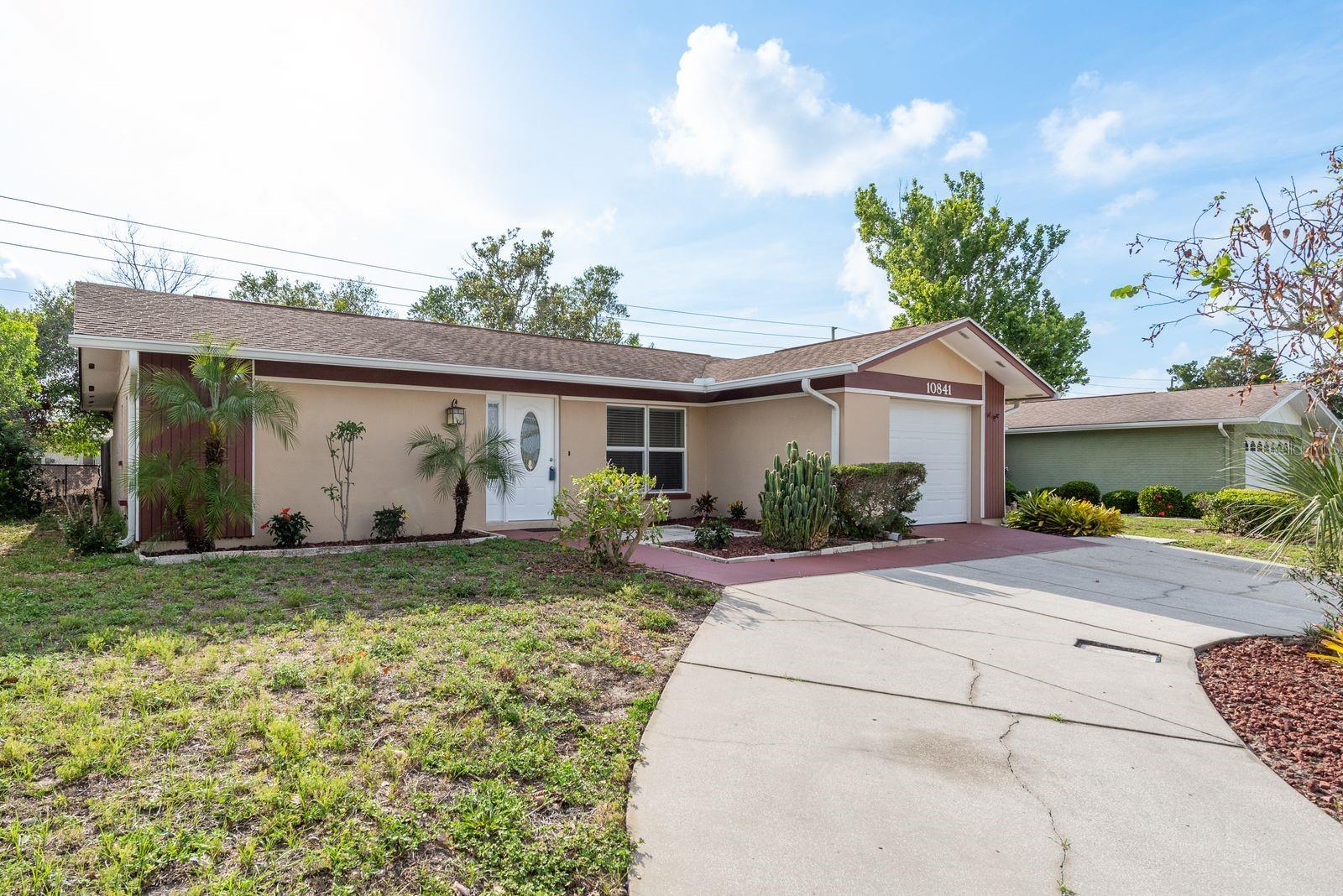 Listing photo id 0 for 10841 Casa Grande Avenue