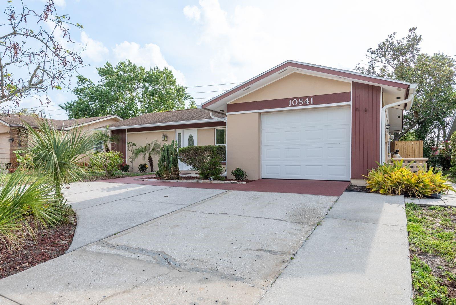 Listing photo id 1 for 10841 Casa Grande Avenue