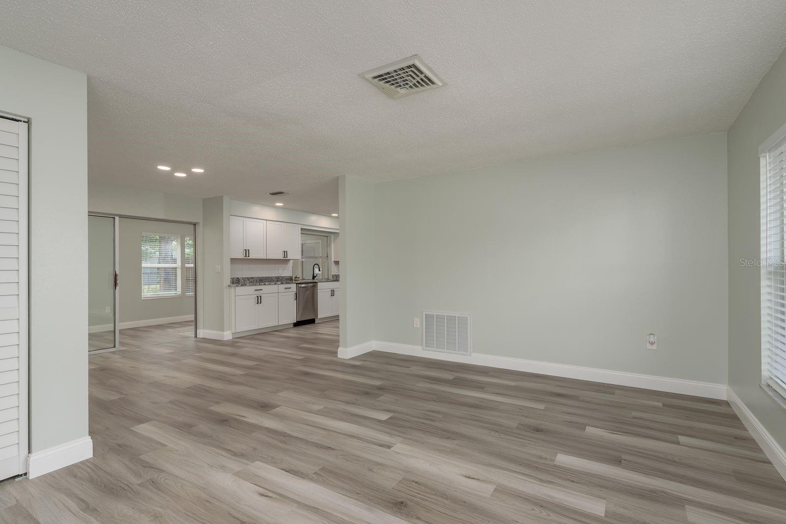 Listing photo id 2 for 10841 Casa Grande Avenue