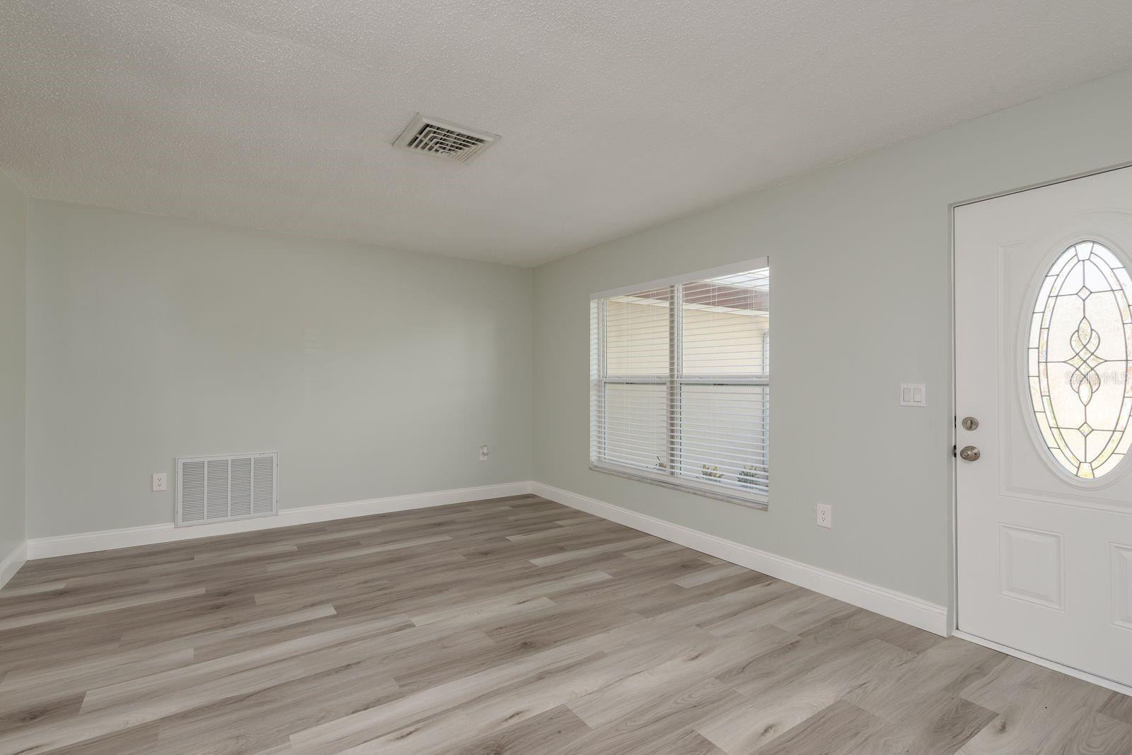 Listing photo id 3 for 10841 Casa Grande Avenue