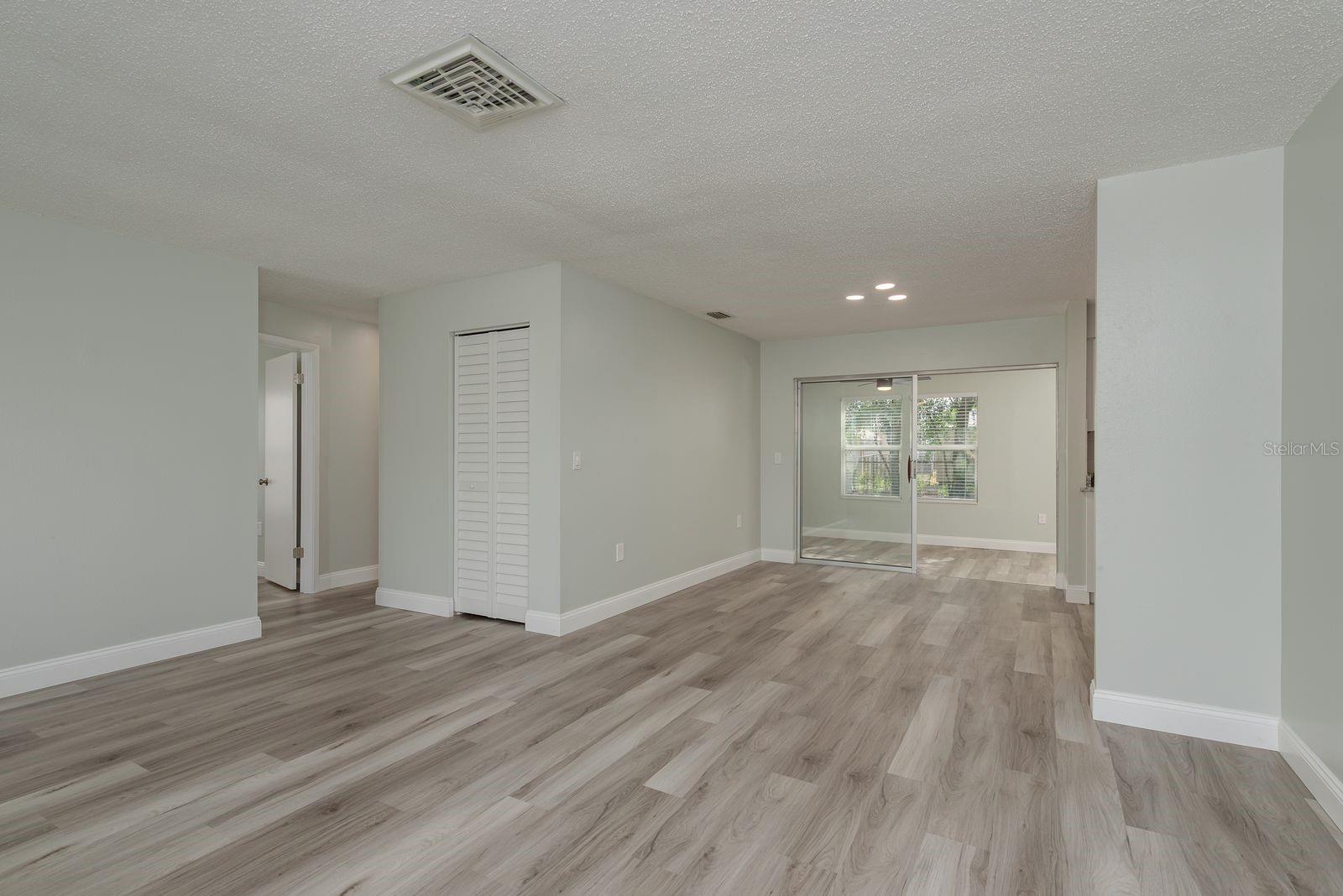 Listing photo id 5 for 10841 Casa Grande Avenue