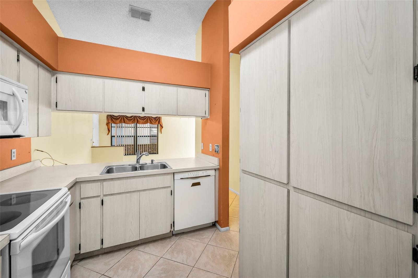 Image 20 of 61 For 3500 Magnolia Ridge Circle 405