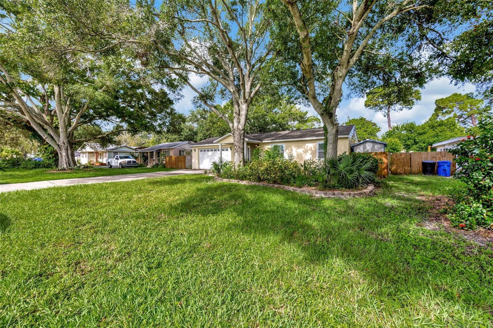 Image 3 of 20 For 1524 Essex Drive N