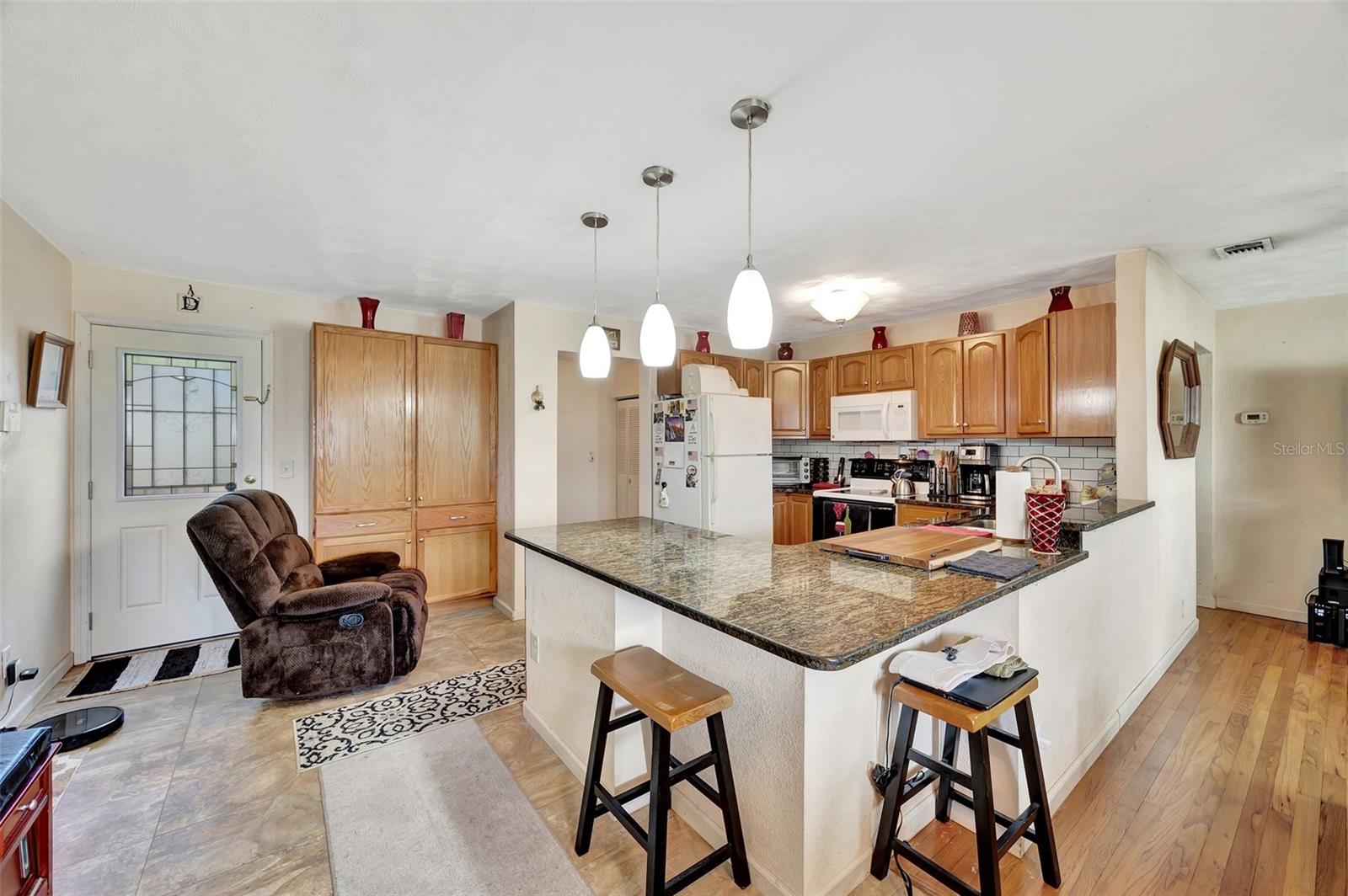 Image 5 of 20 For 1524 Essex Drive N
