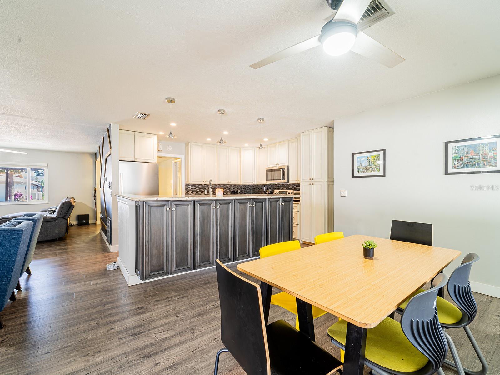 Listing photo id 7 for 7131 Vista Way