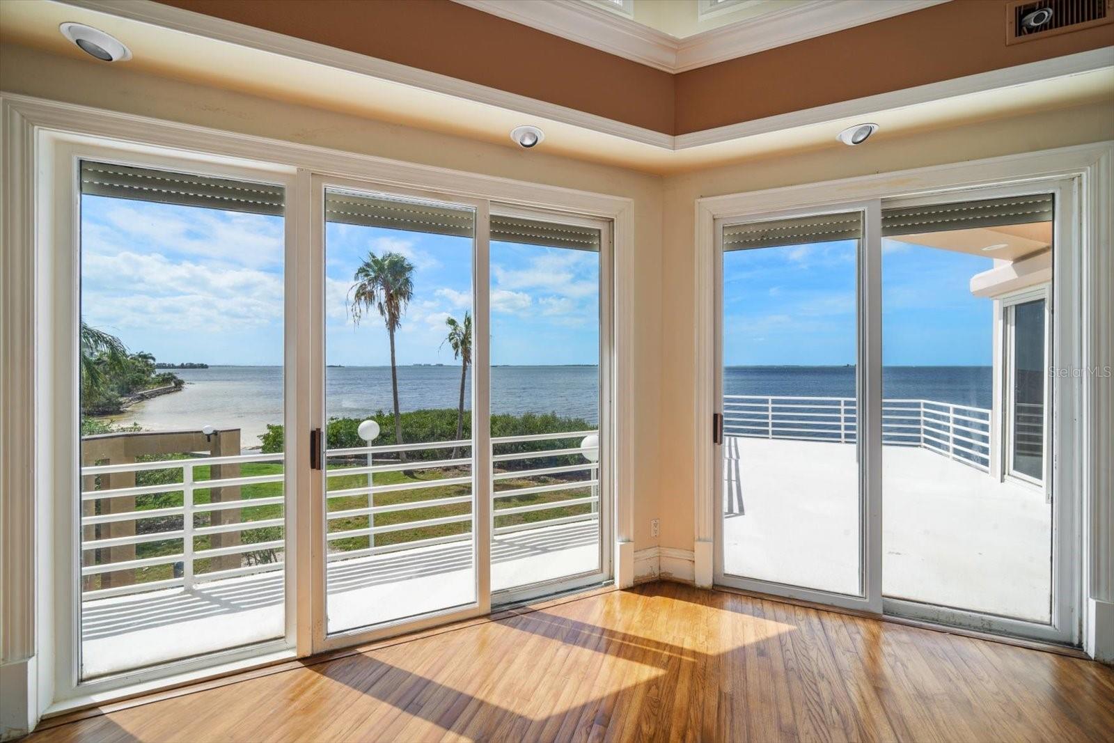 Image 11 of 47 For 812 Point Seaside Drive