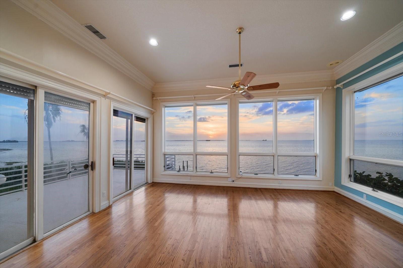 Image 21 of 47 For 812 Point Seaside Drive
