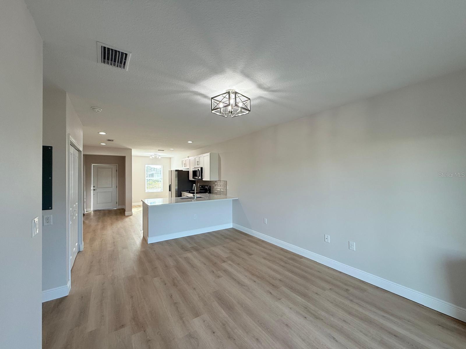 Image 19 of 25 For 6977 Hawksbury Street
