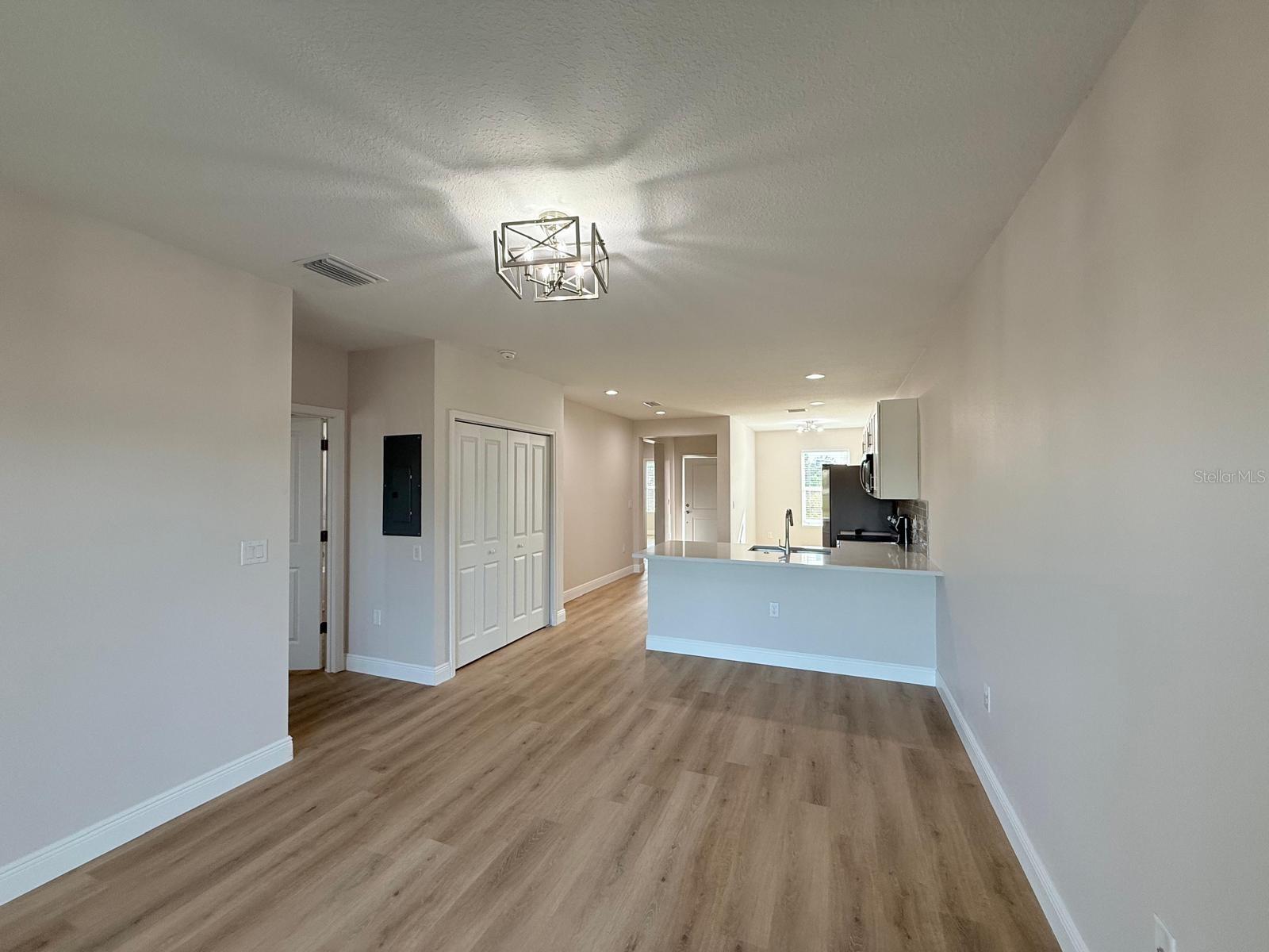 Image 20 of 25 For 6977 Hawksbury Street