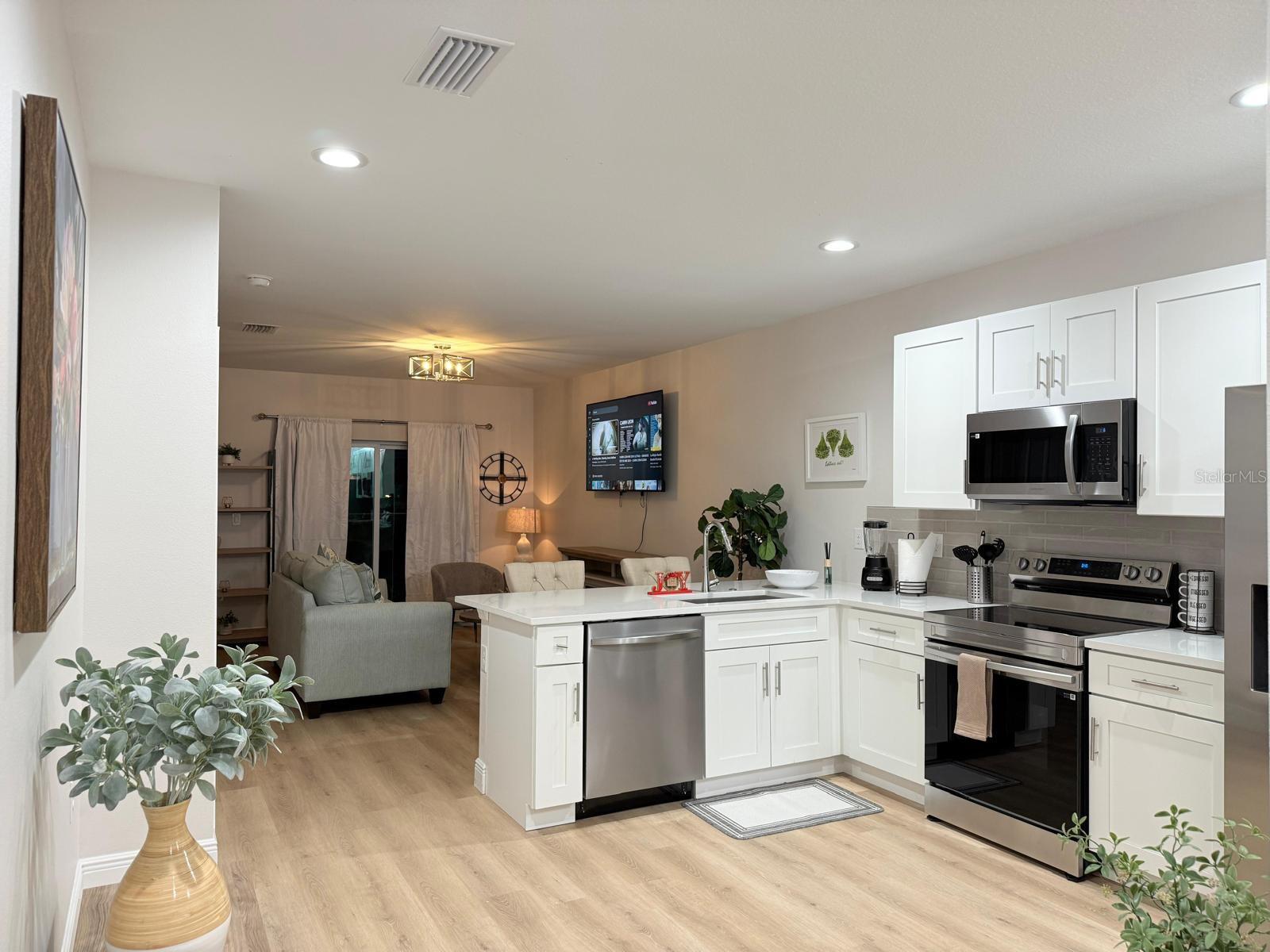 Image 6 of 25 For 6977 Hawksbury Street