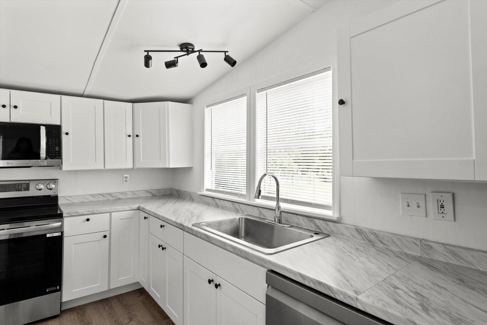 Image 4 of 42 For 4926 Meadow Street