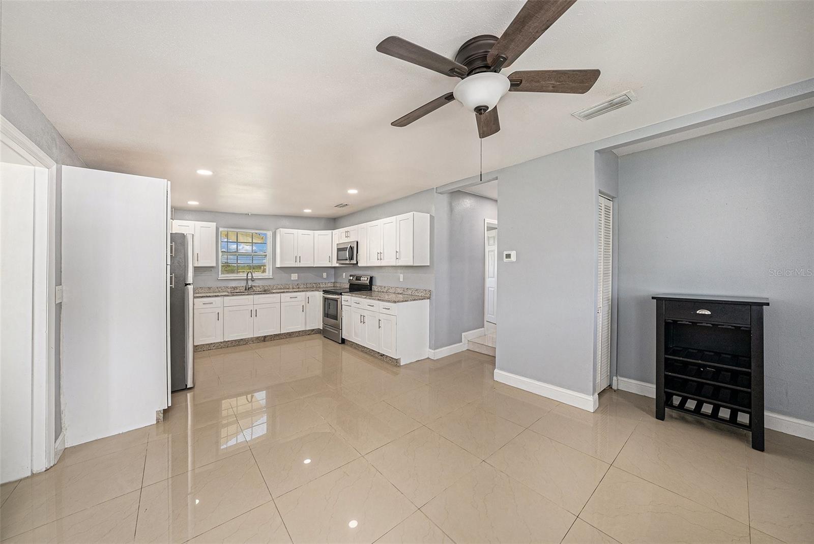 Listing photo id 3 for 5012 Troydale Road
