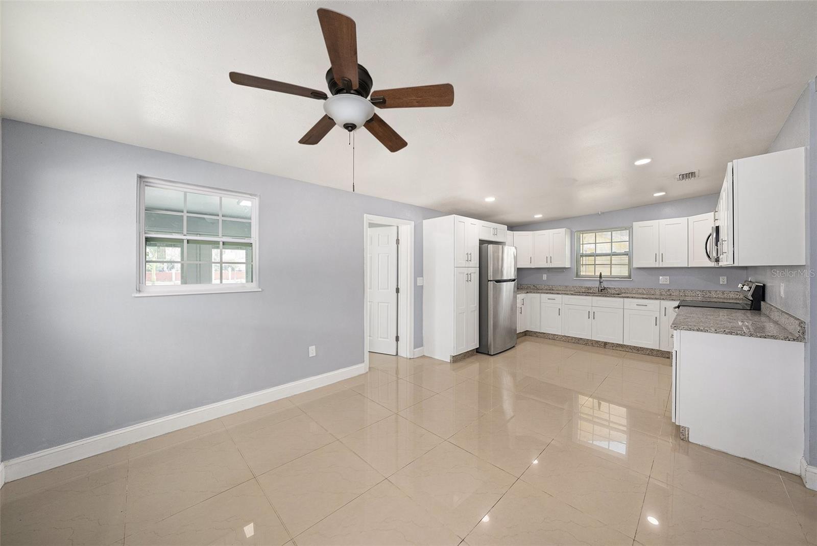 Listing photo id 4 for 5012 Troydale Road