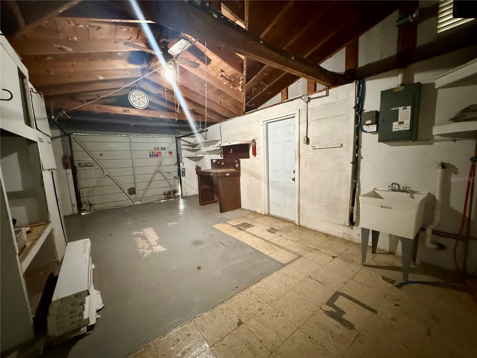 Listing photo id 16 for 3035 Coldwell Drive