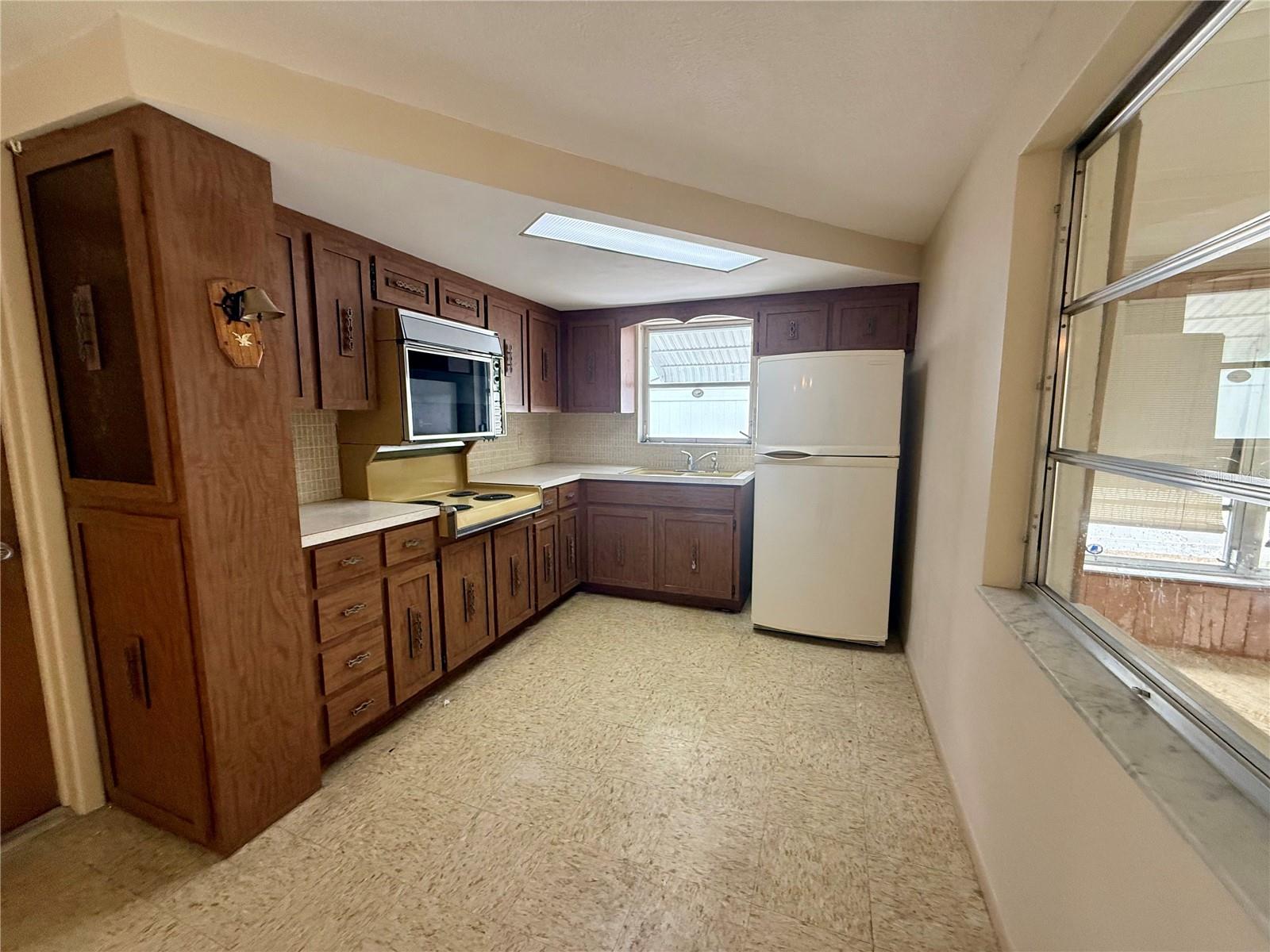 Listing photo id 4 for 3035 Coldwell Drive