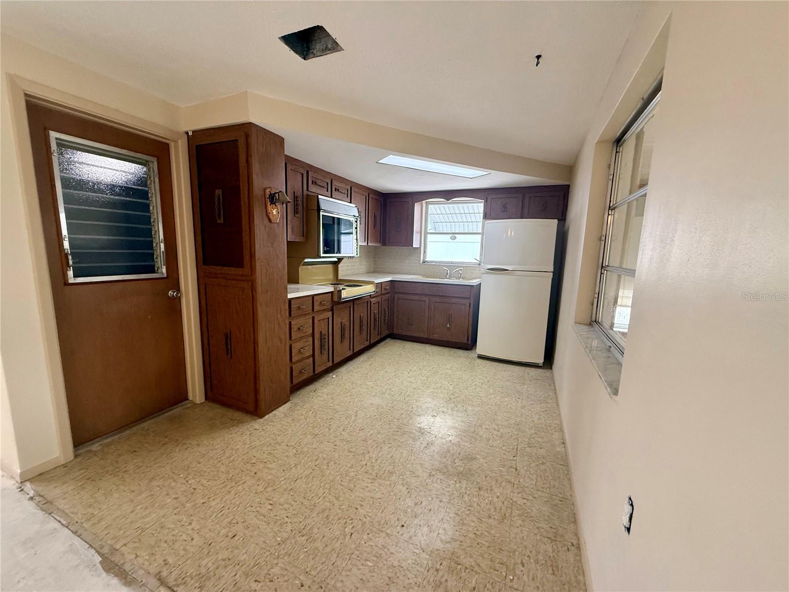 Listing photo id 5 for 3035 Coldwell Drive