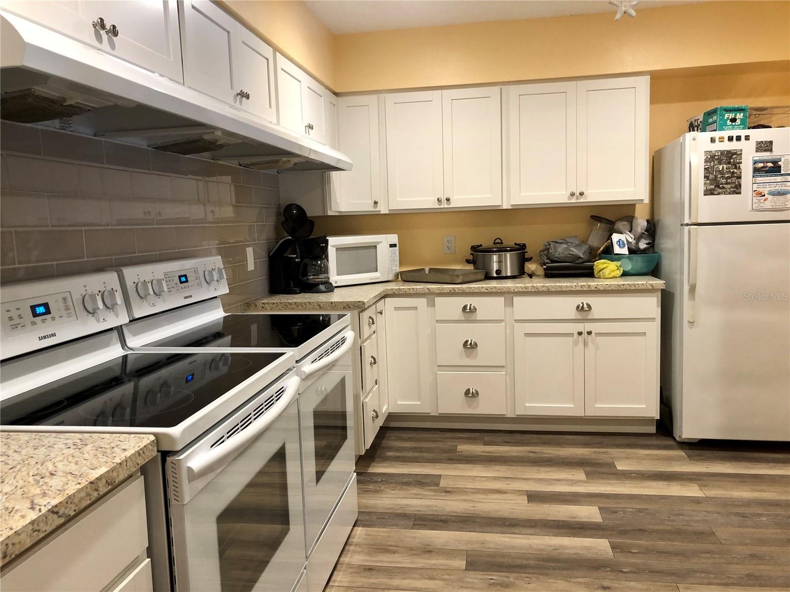 Listing photo id 21 for 1510 Mission Hills Boulevard 19-f