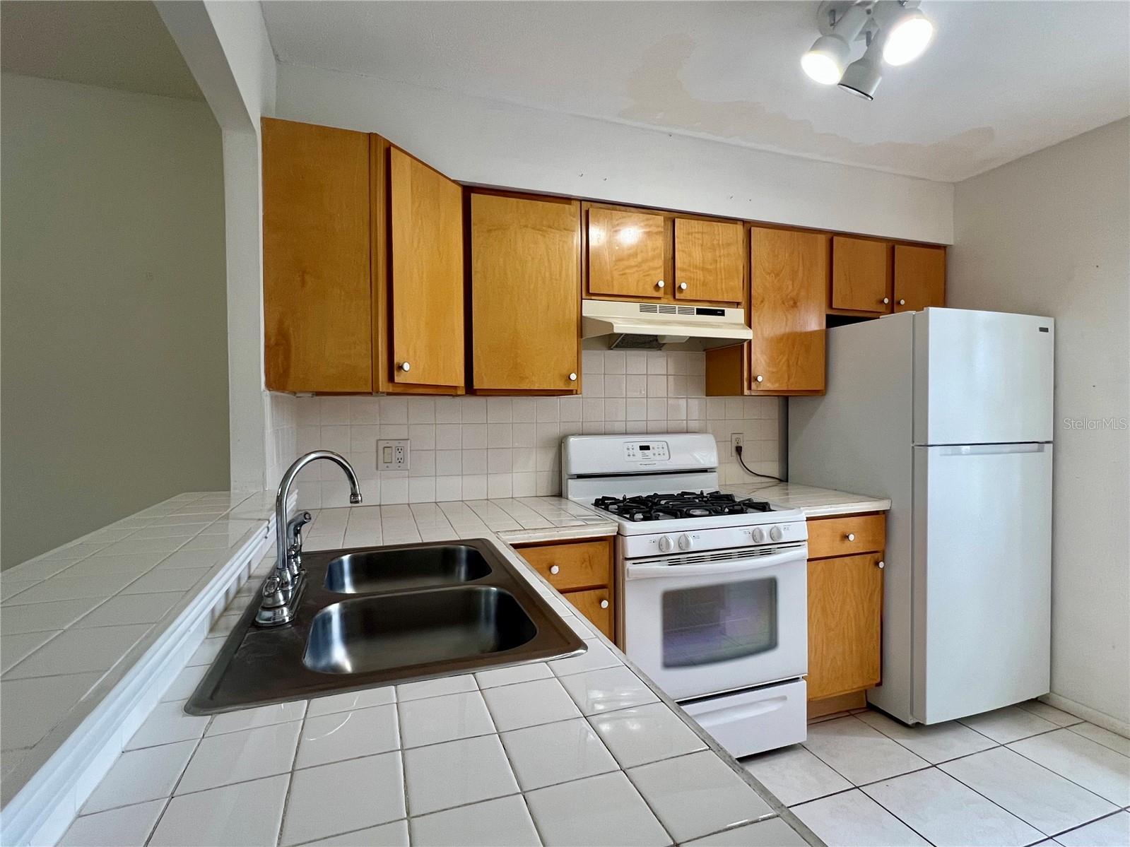 Listing photo id 1 for 1510 Mission Hills Boulevard 19-f