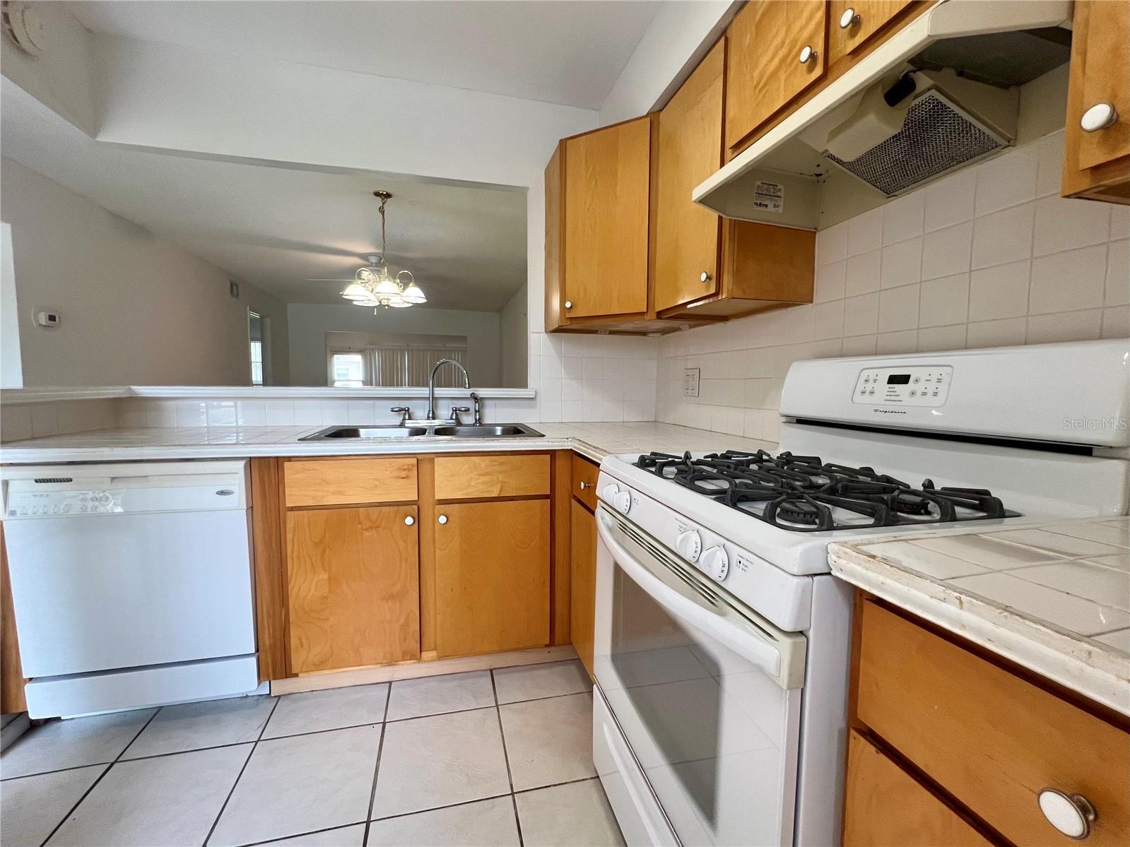 Listing photo id 2 for 1510 Mission Hills Boulevard 19-f