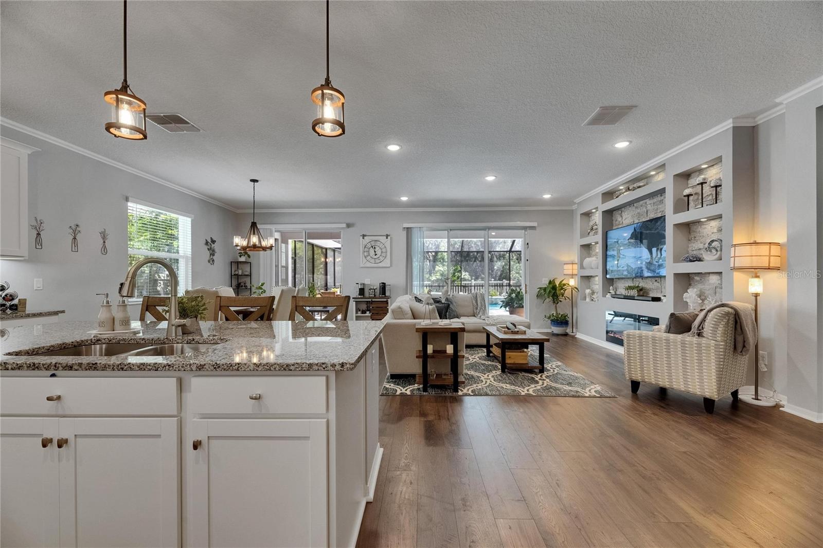 Listing photo id 12 for 5026 Bromeliad Avenue