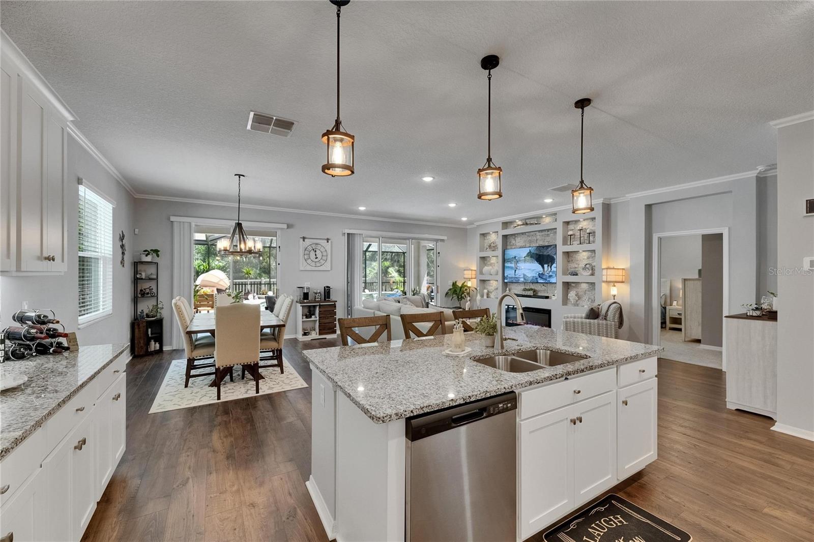 Listing photo id 13 for 5026 Bromeliad Avenue