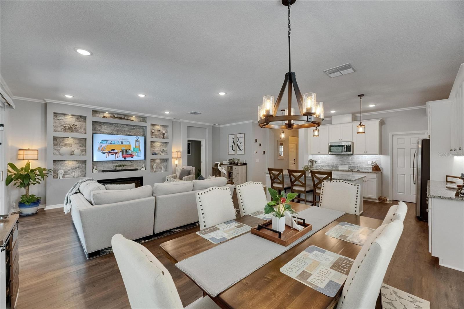 Listing photo id 14 for 5026 Bromeliad Avenue