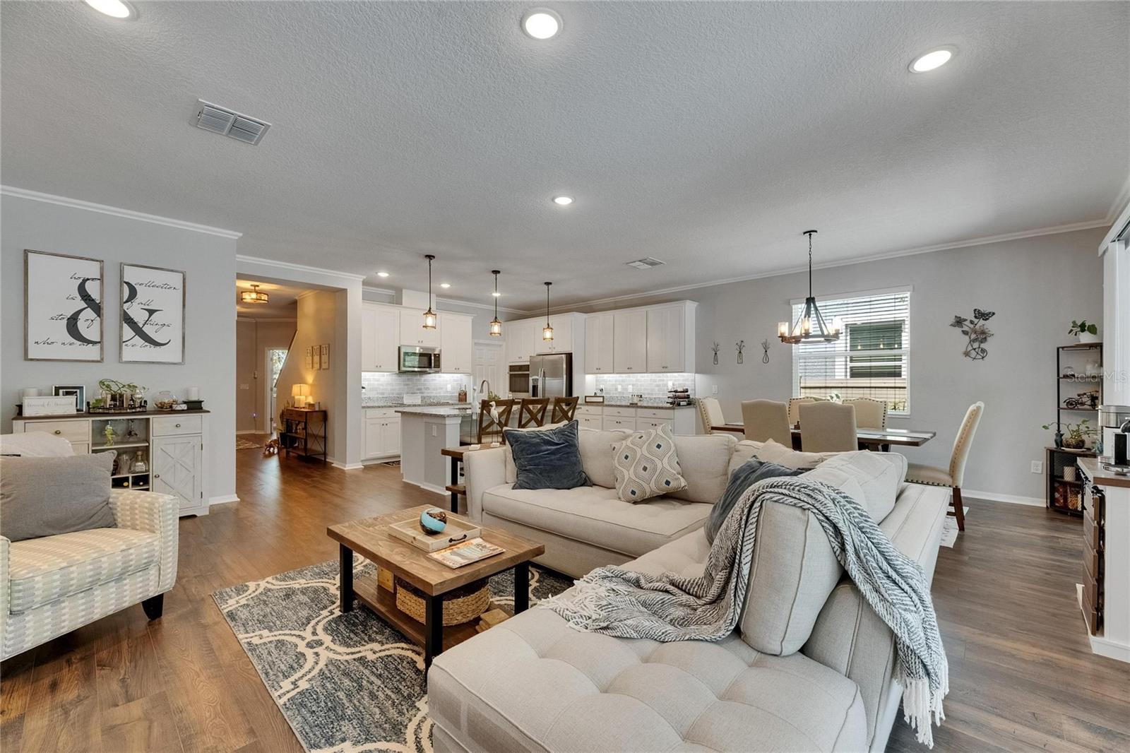 Listing photo id 15 for 5026 Bromeliad Avenue