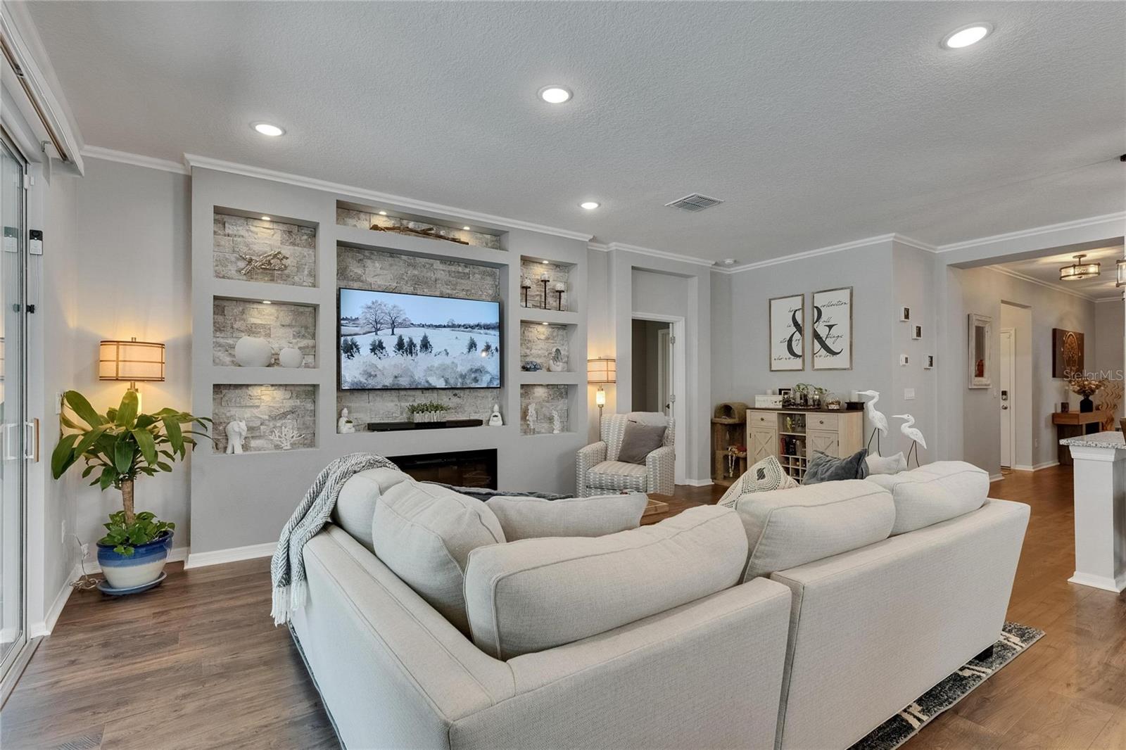 Listing photo id 19 for 5026 Bromeliad Avenue