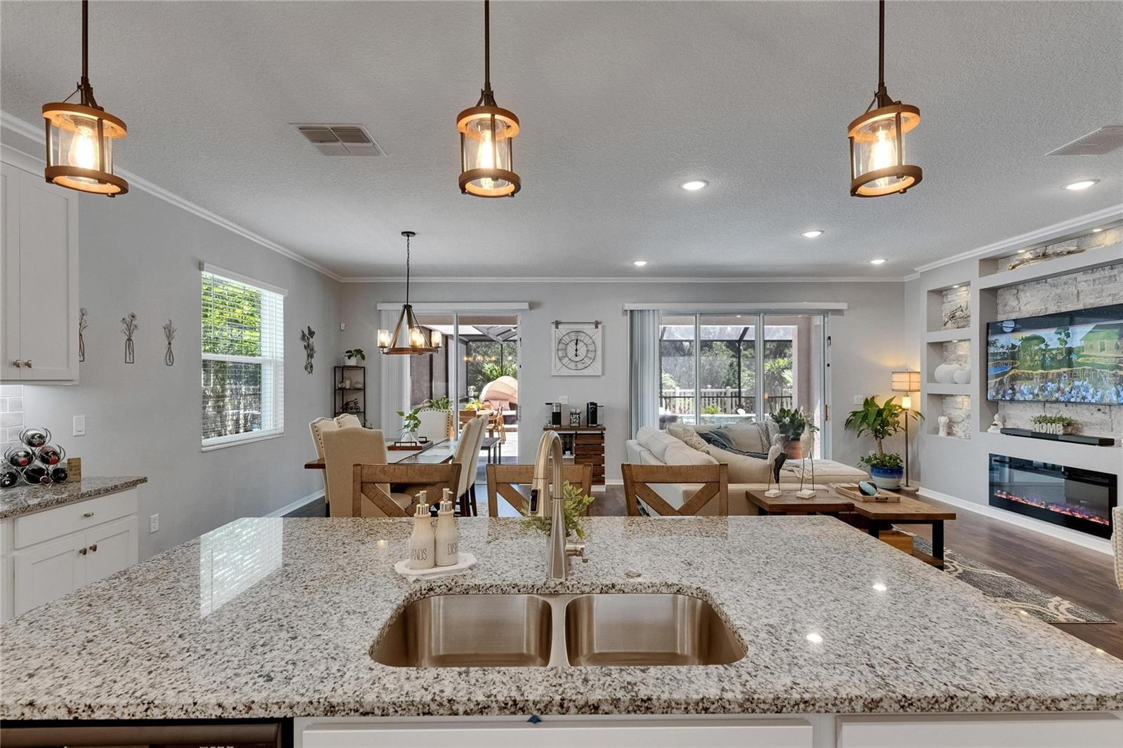 Listing photo id 22 for 5026 Bromeliad Avenue