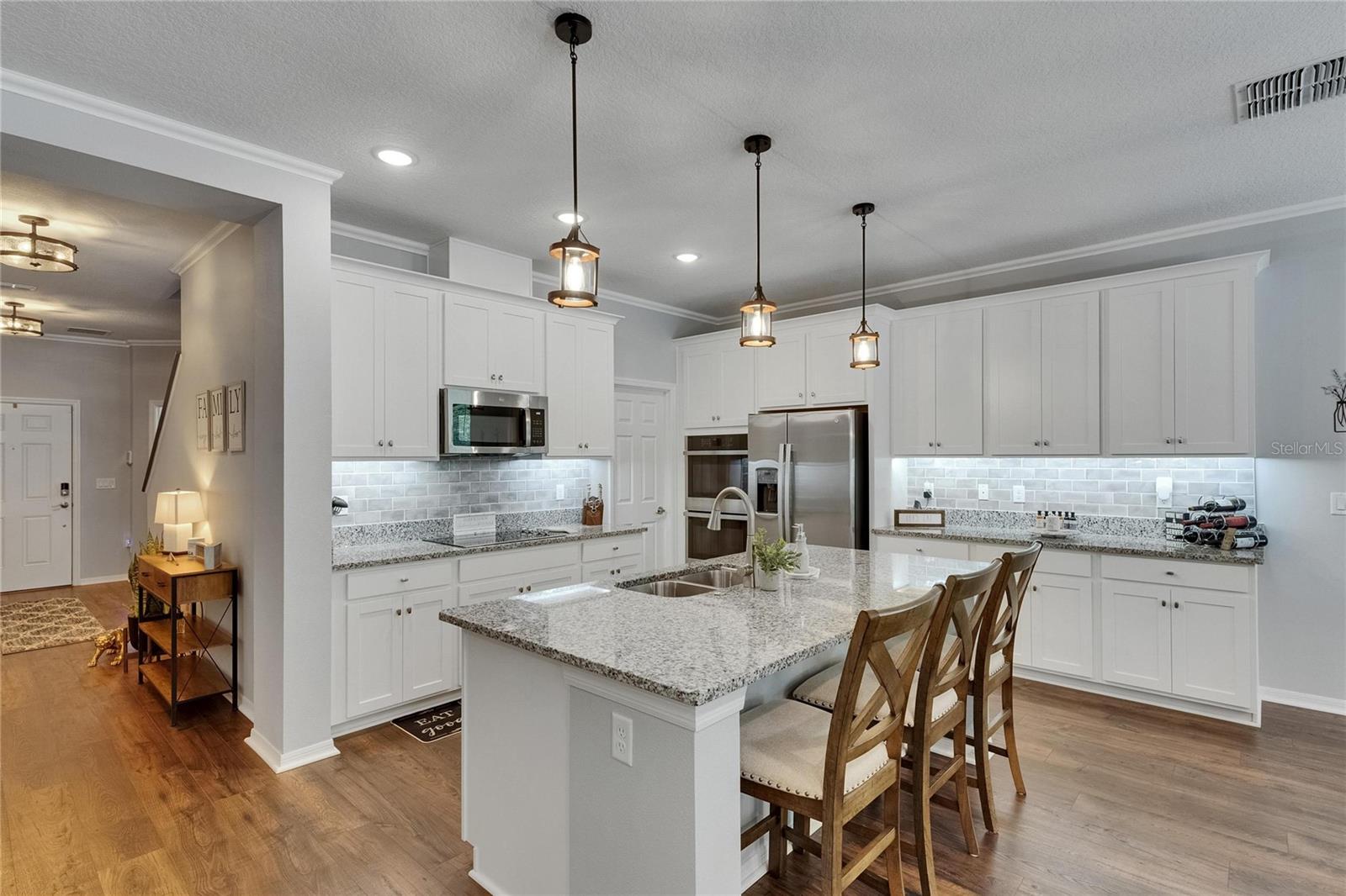 Listing photo id 23 for 5026 Bromeliad Avenue