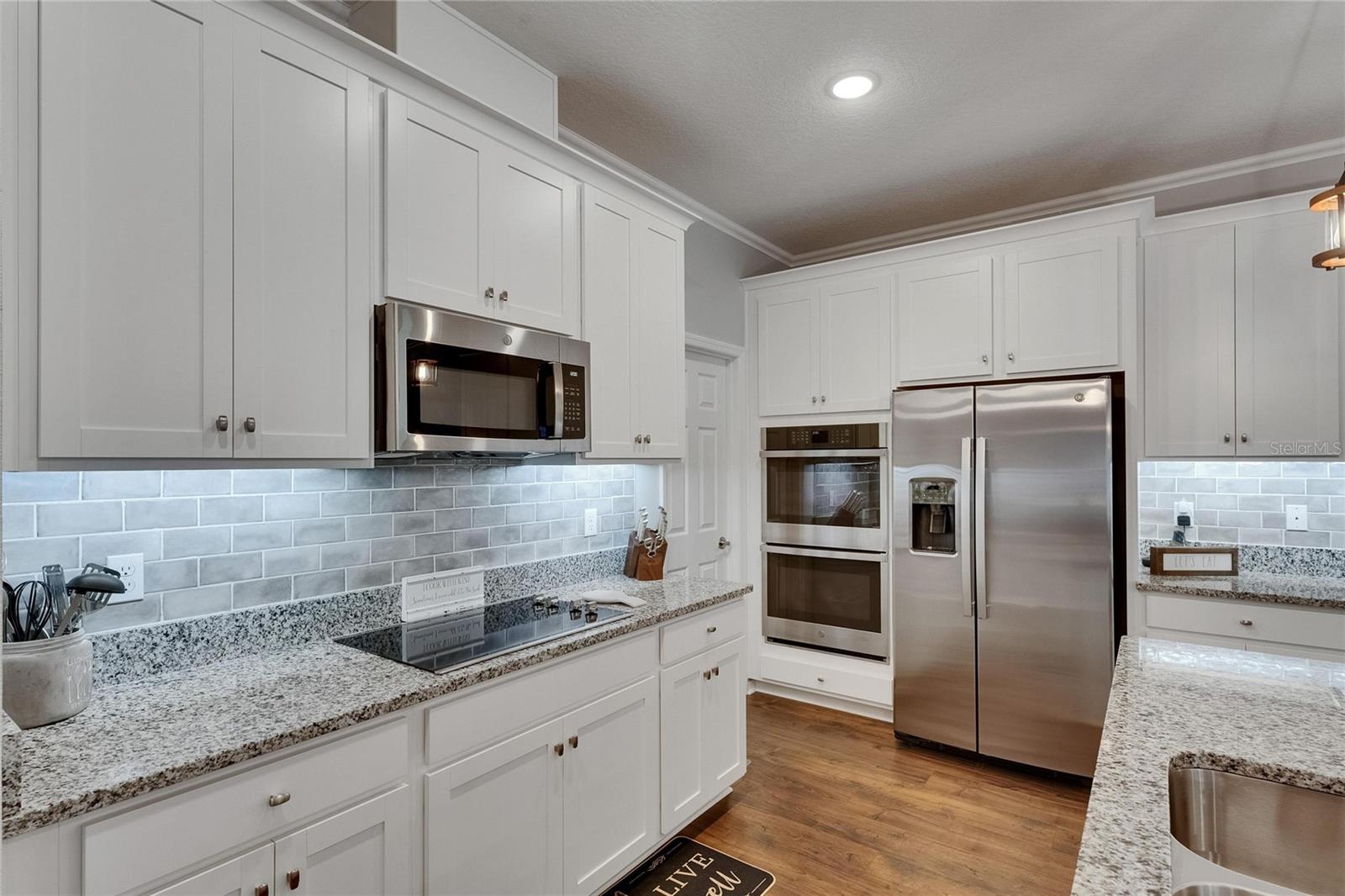 Listing photo id 25 for 5026 Bromeliad Avenue