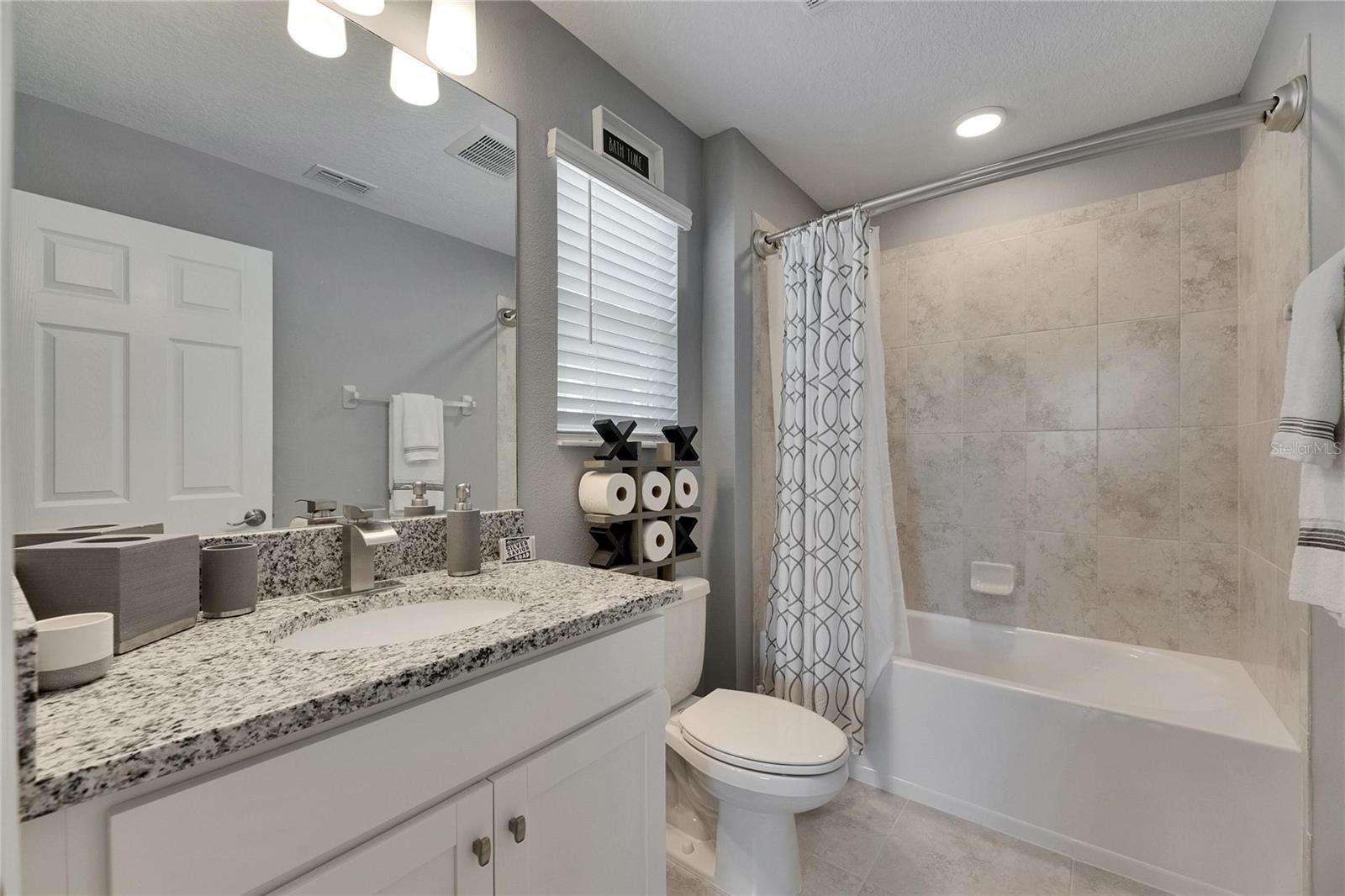 Listing photo id 43 for 5026 Bromeliad Avenue