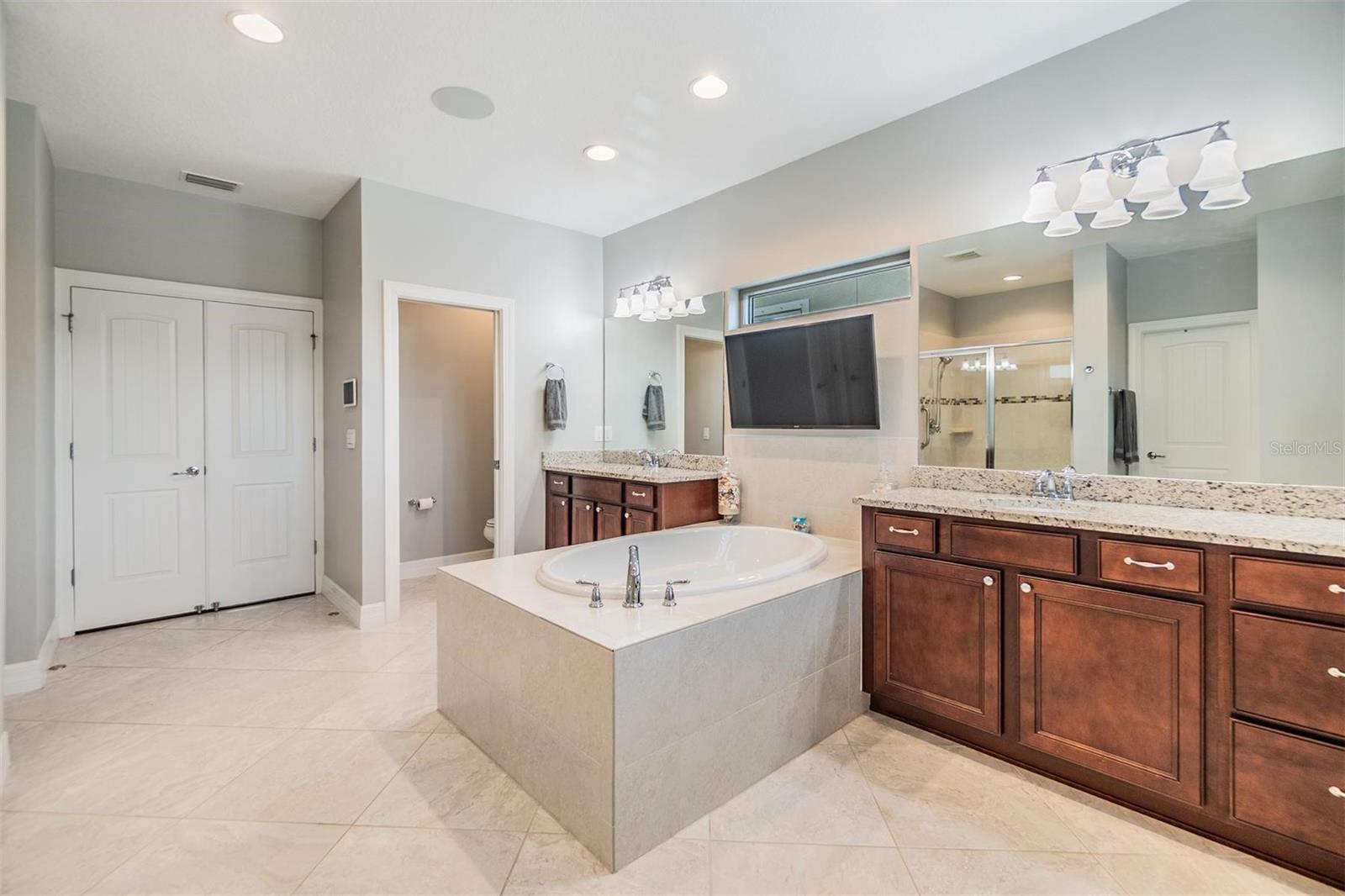 Listing photo id 26 for 10313 Scarlet Chase Drive