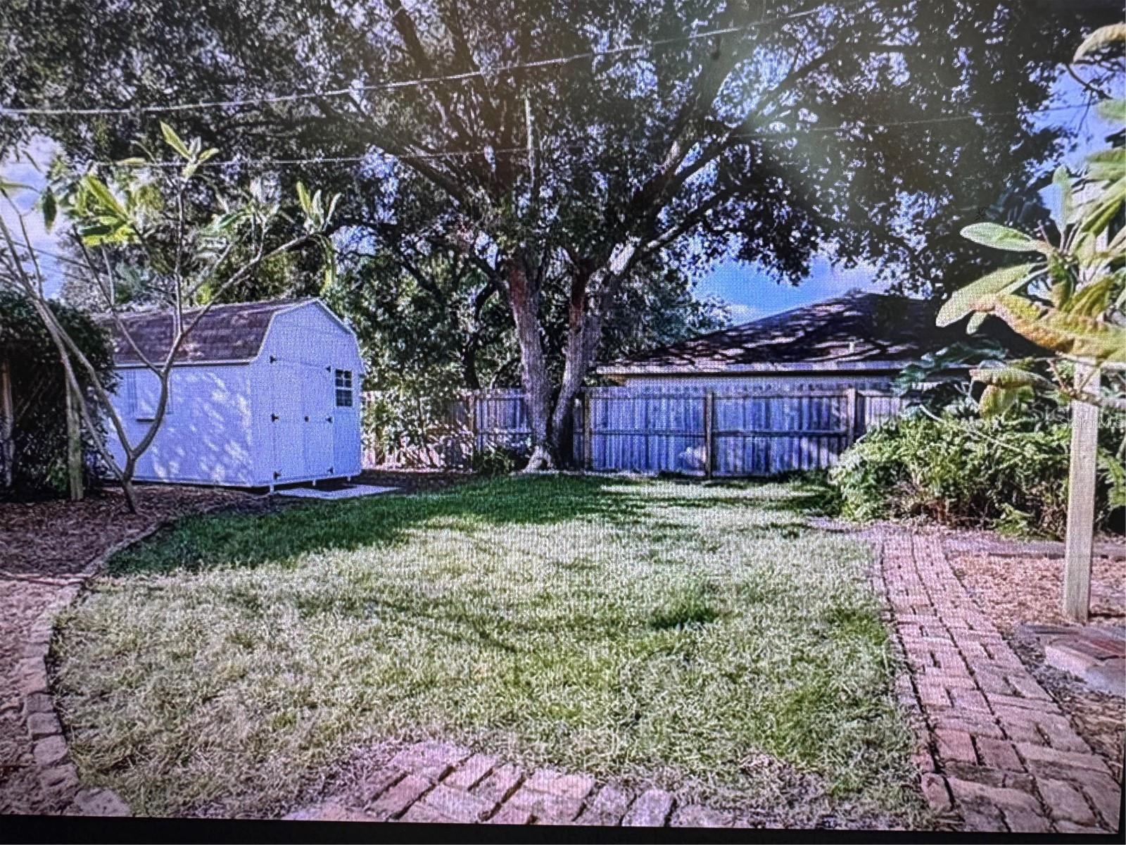 Image 16 of 16 For 910 Robinson Drive N